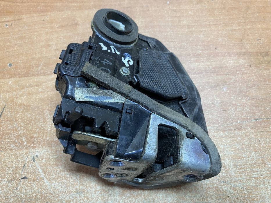 Toyota Avensis T27, Camry 40 задній правий дверний замок для Тойота.