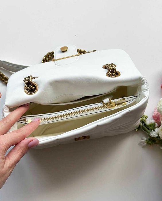 Біла сумка Pinko , білий пуф Pinko