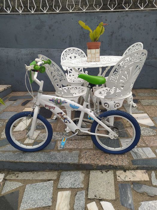 Bicicleta de menino como nova (oferta do capacete)