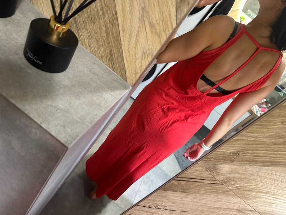 Czerwona długa letnia sukienka z ozdobnymi plecami Reserved S