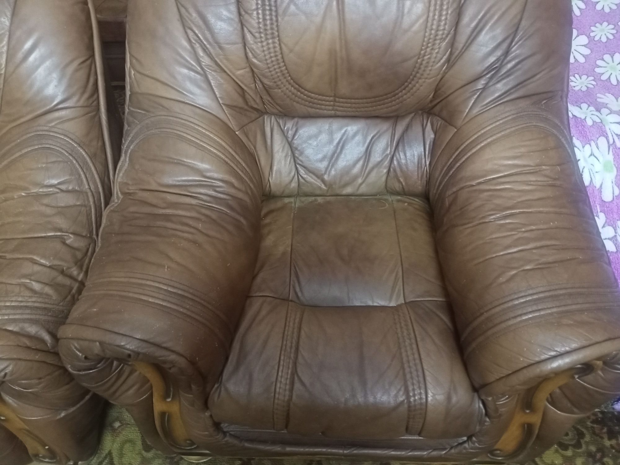 Кожаные диван и два кресла