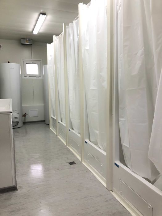 kontener sanitarny, kontener z prysznice i umywalka, kontener