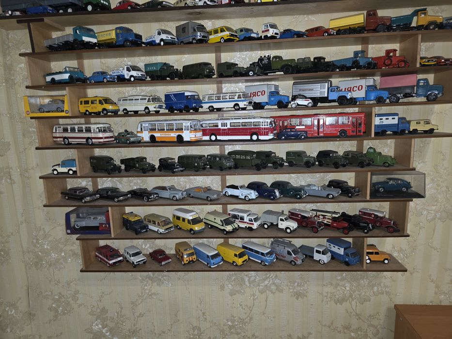 Машинки коллекционые масштаб 1/43