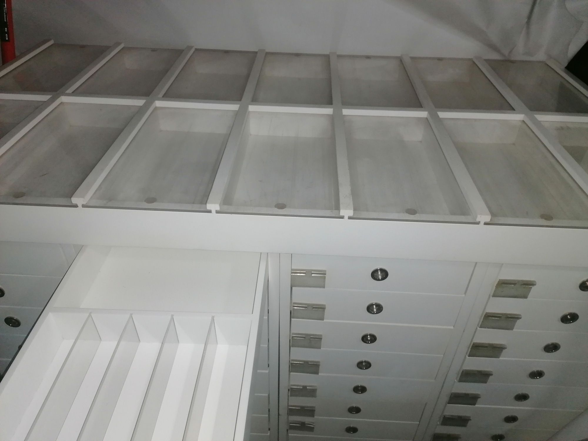 Movel para guardar e expor moedas