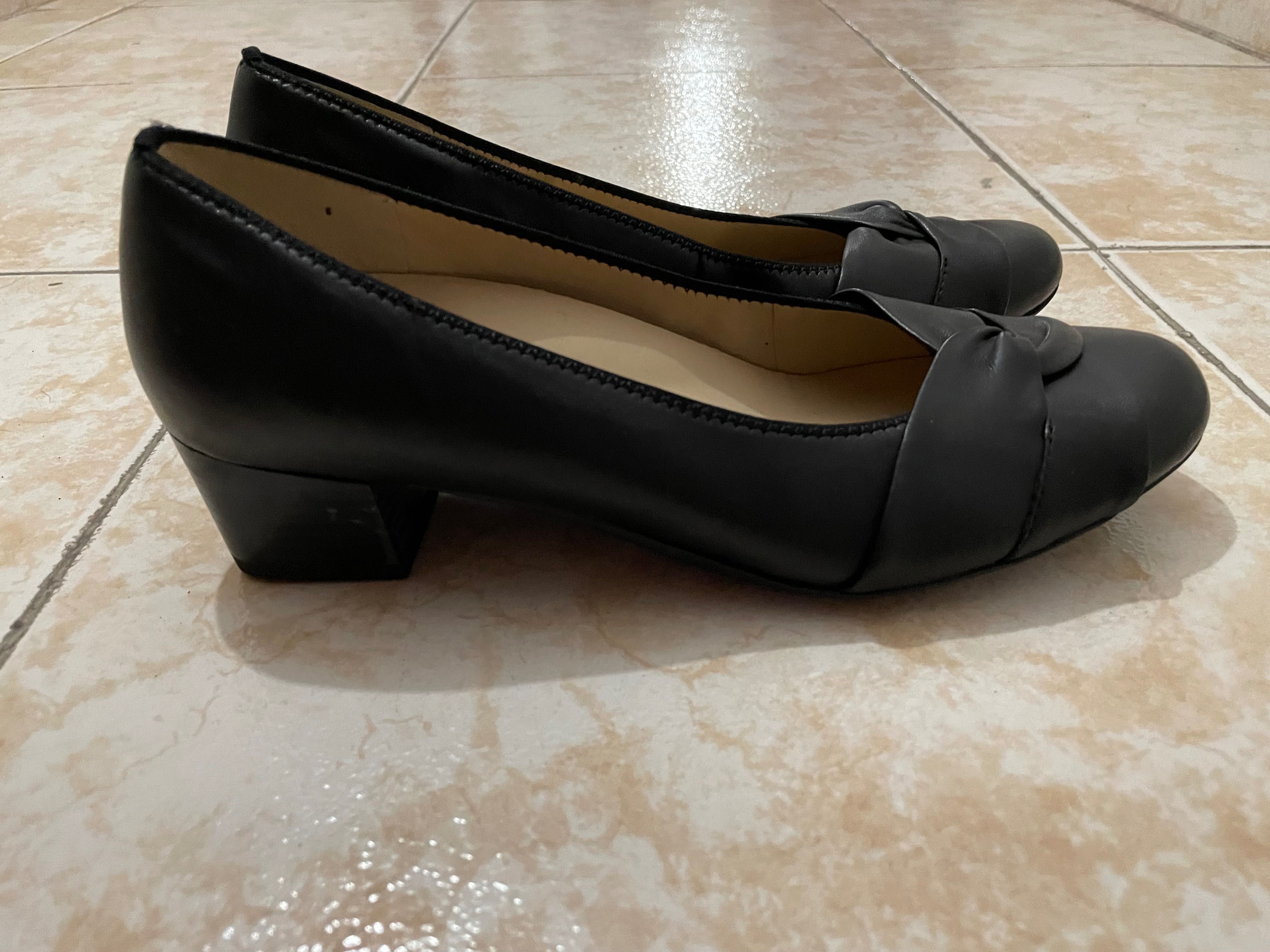 Sapatos pretos com salto