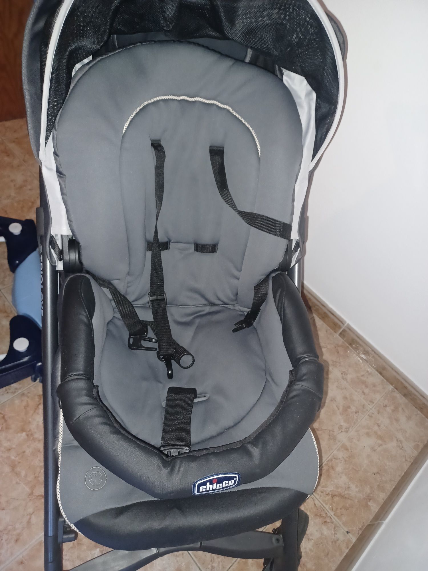 Trio Carrinho de bebe com algumas marcas de uso