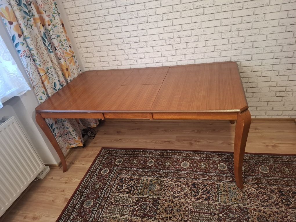 Rozsuwany drewniany stół