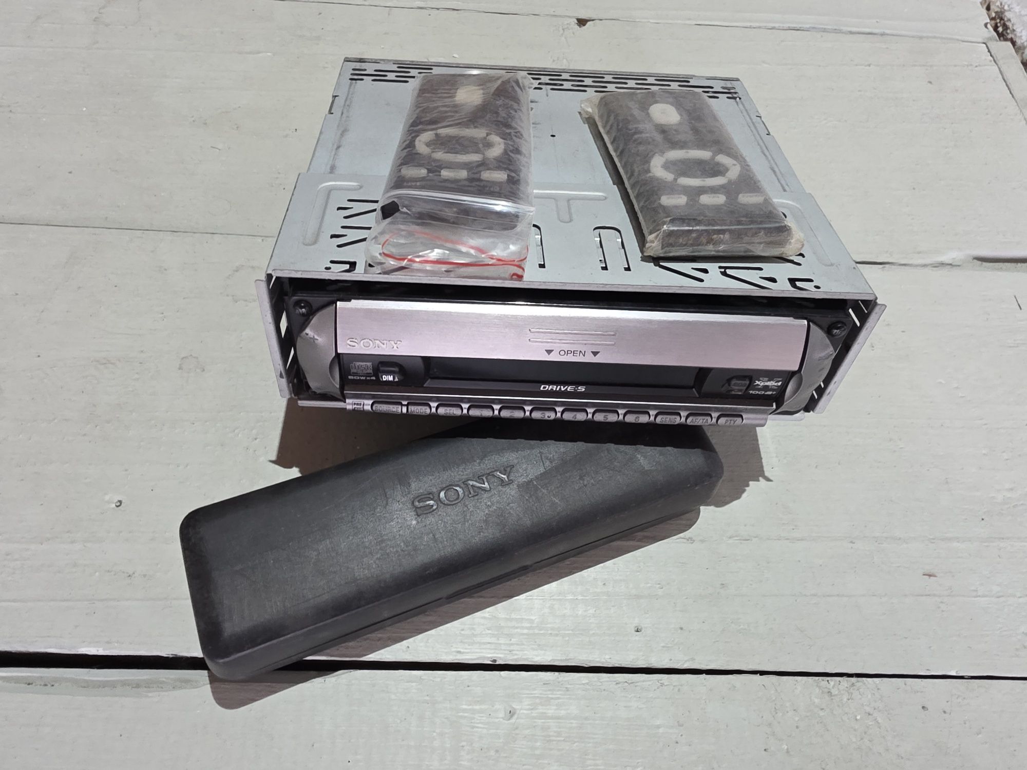Radio CD Sony + 2 piloty