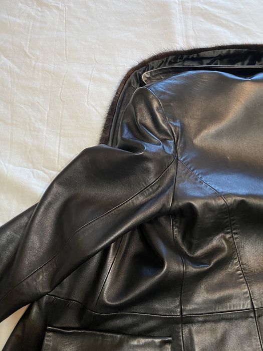 Casaco de couro comprido com colar de pêlo