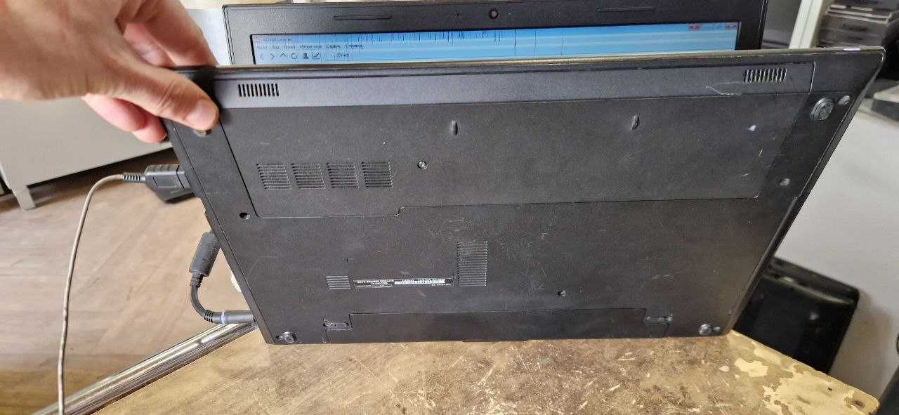 dell inspirion 15 3000 series - робочий на матриці є дефекти