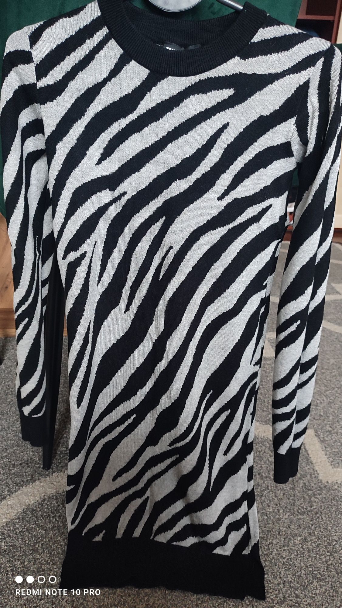Sukienka dzianinowa zebra dopasowana