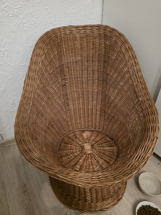 Niski fotel wiklinowy