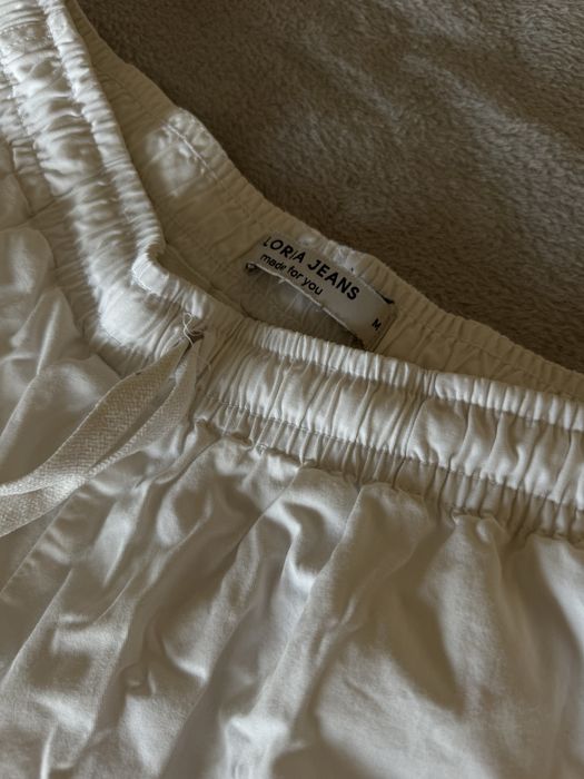 Білі довгі шорти