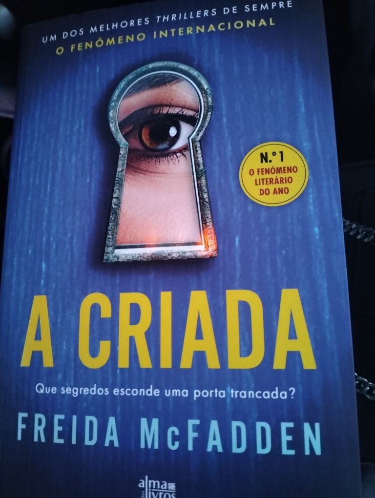 Vendo livro a criada