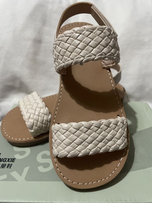 Sandalia nova tamanho 30