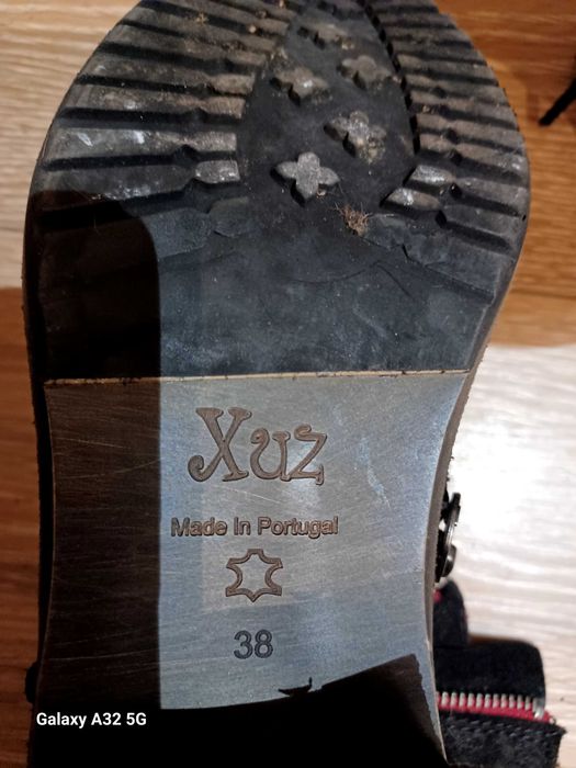 Par de botins de camurça da Xuz