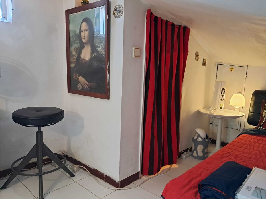 Sotão(quarto num T-2) acolhedor.MetroChiado. Centro Lisboa.Ler texto.