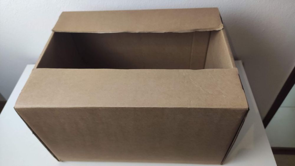 Caixas de cartão triplo novas, desmontadas