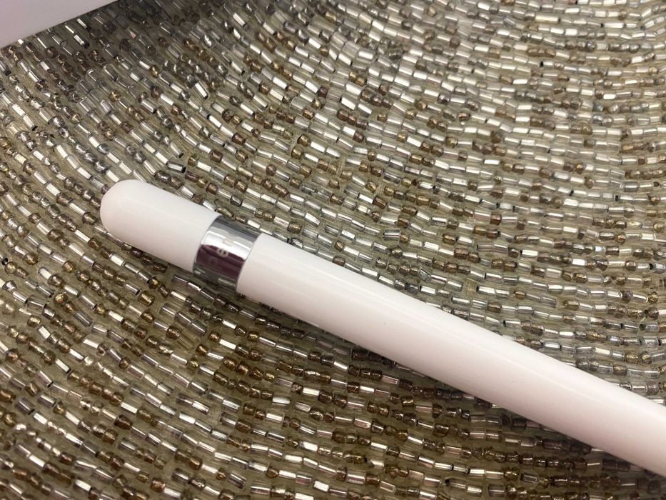Продаю стілус  Apple Pencil 1 стан нового