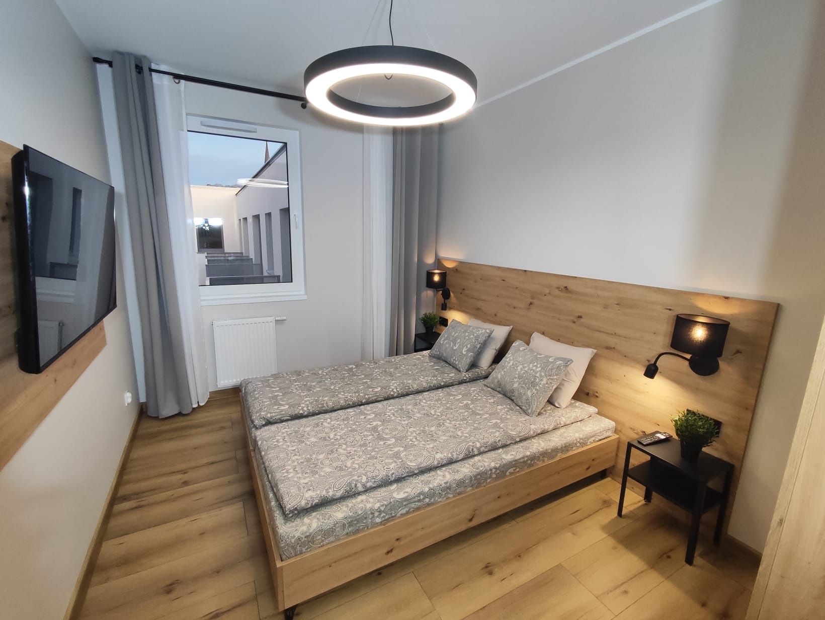 Apartament - pięć osobnych łóżek dla firmy