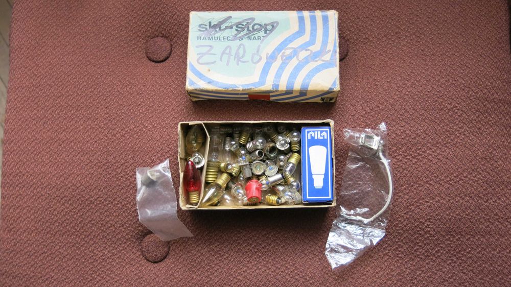 Pudełko z żaróweczkami różnistymi: do latarek, na choinkę itp.