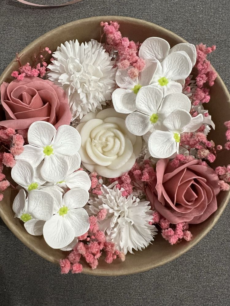 Zestaw prezentowy flowerbox mydlane kwiaty świeca sojowa