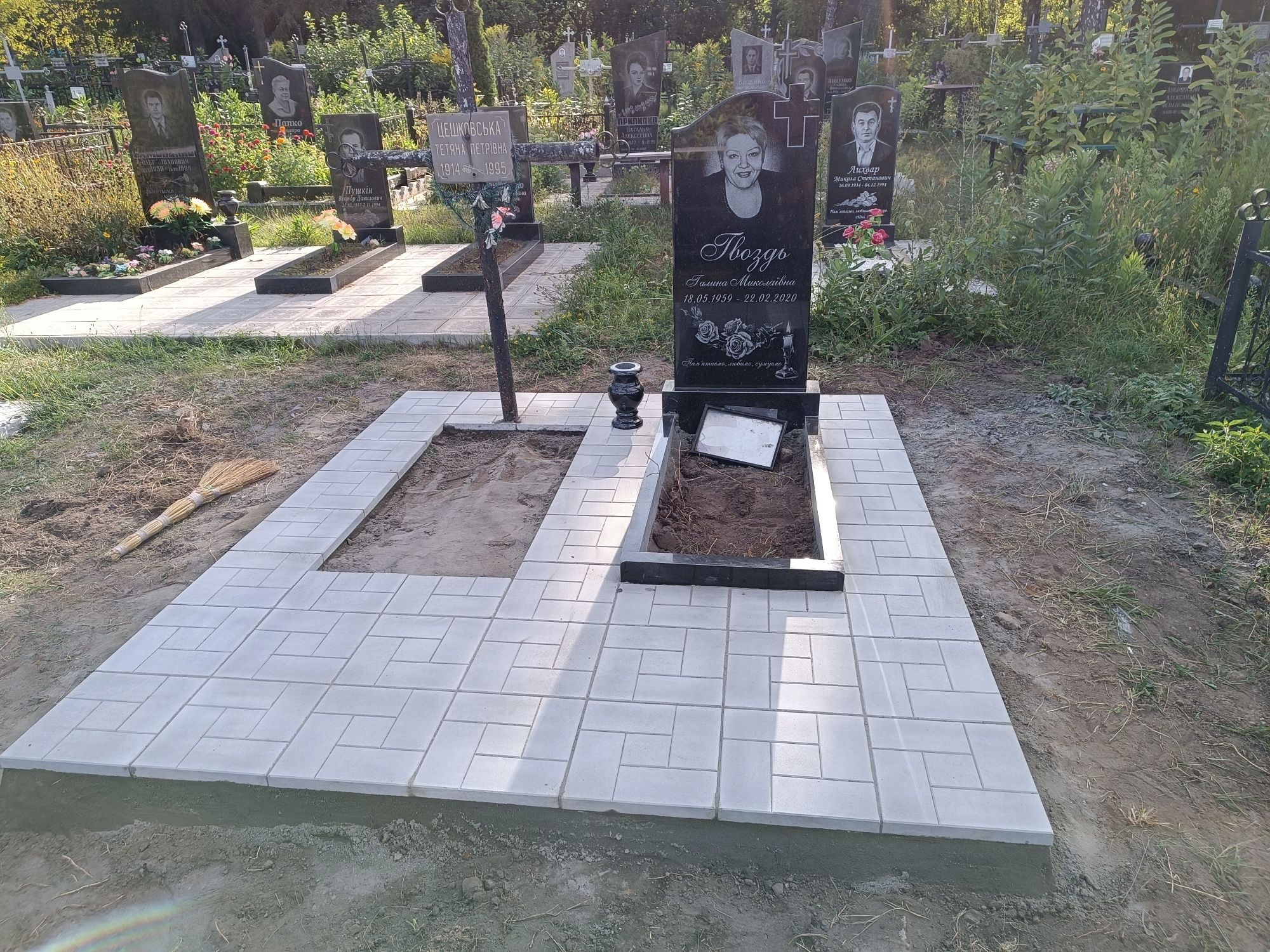 Встановлення пам'ятників, монтаж демонтаж пам'ятник плитка ваза