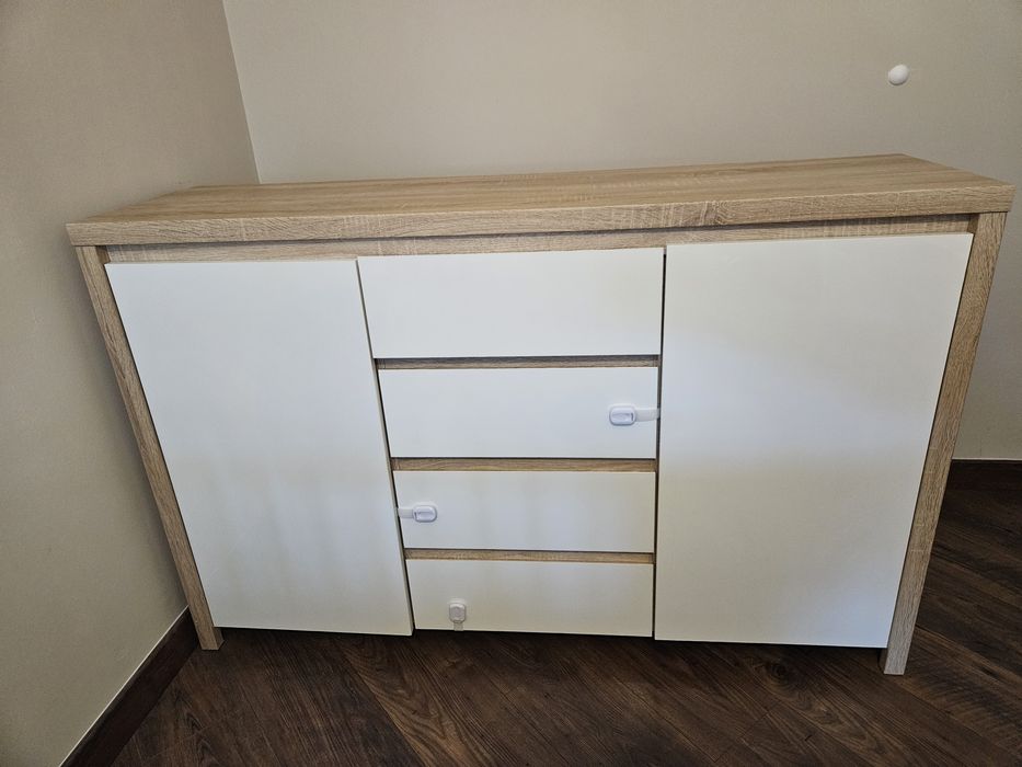Komoda z białymi frontami