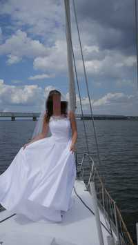 Витончена атласна весільна сукня.