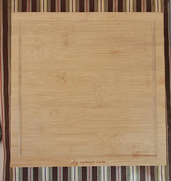 Tábua para queijo em bambu com 4 facas