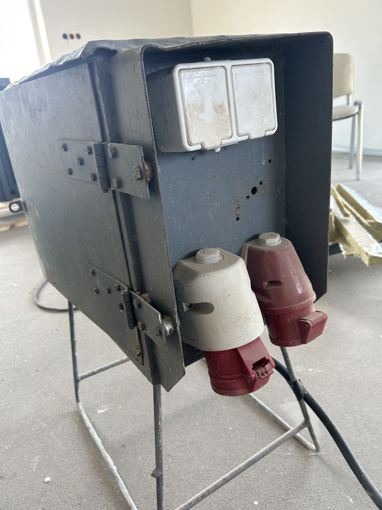 Skrzynka elektryczna budowlana