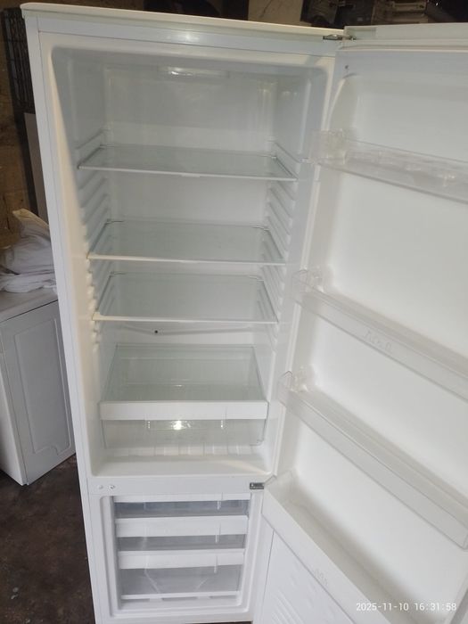 Frigorífico Kunft Combinado a funcionar perfeitamente