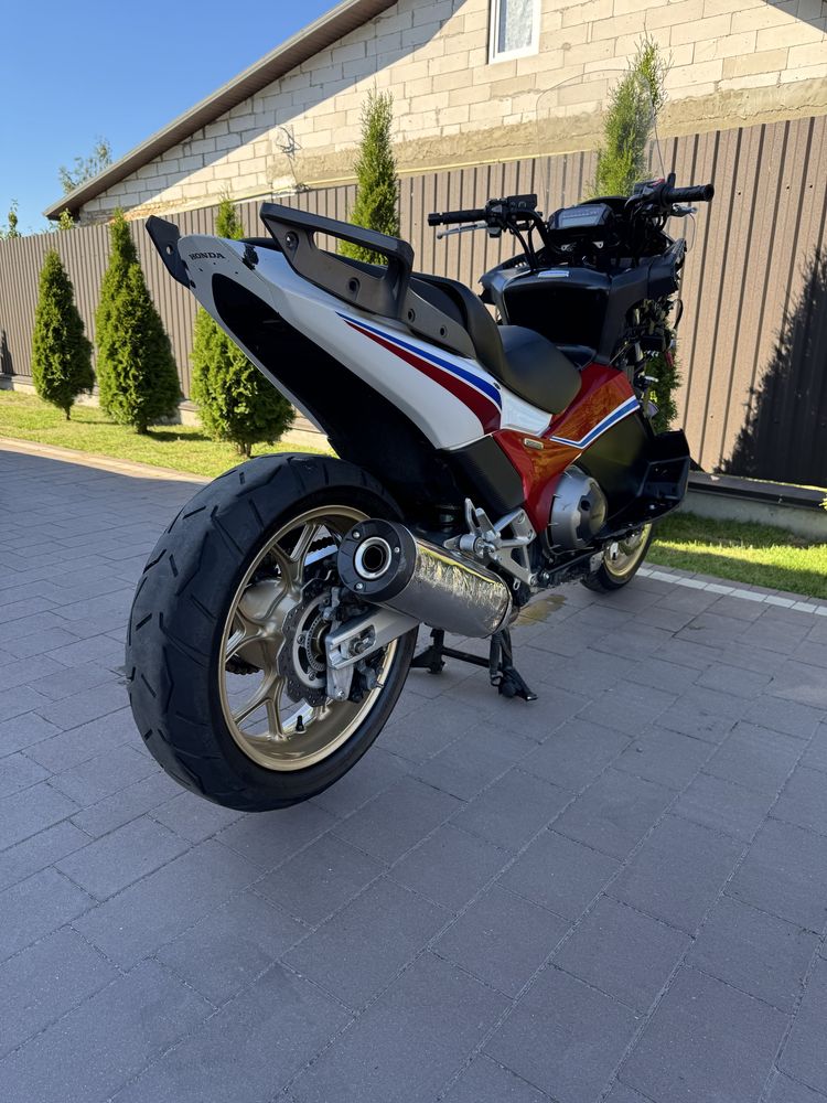 Honda integra 750. Ne yamaha t max 530