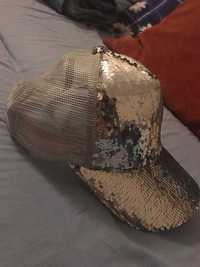 czapka bejsbolówka z daszkiem i srebrnymi cekinami