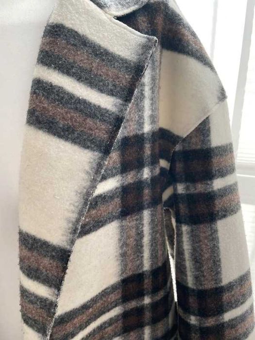 Biały płaszcz w kratę oversize - Stradivarius L