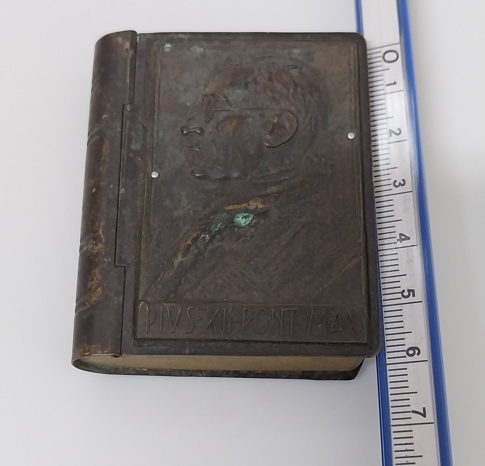 Caixa religiosa em forma de missal