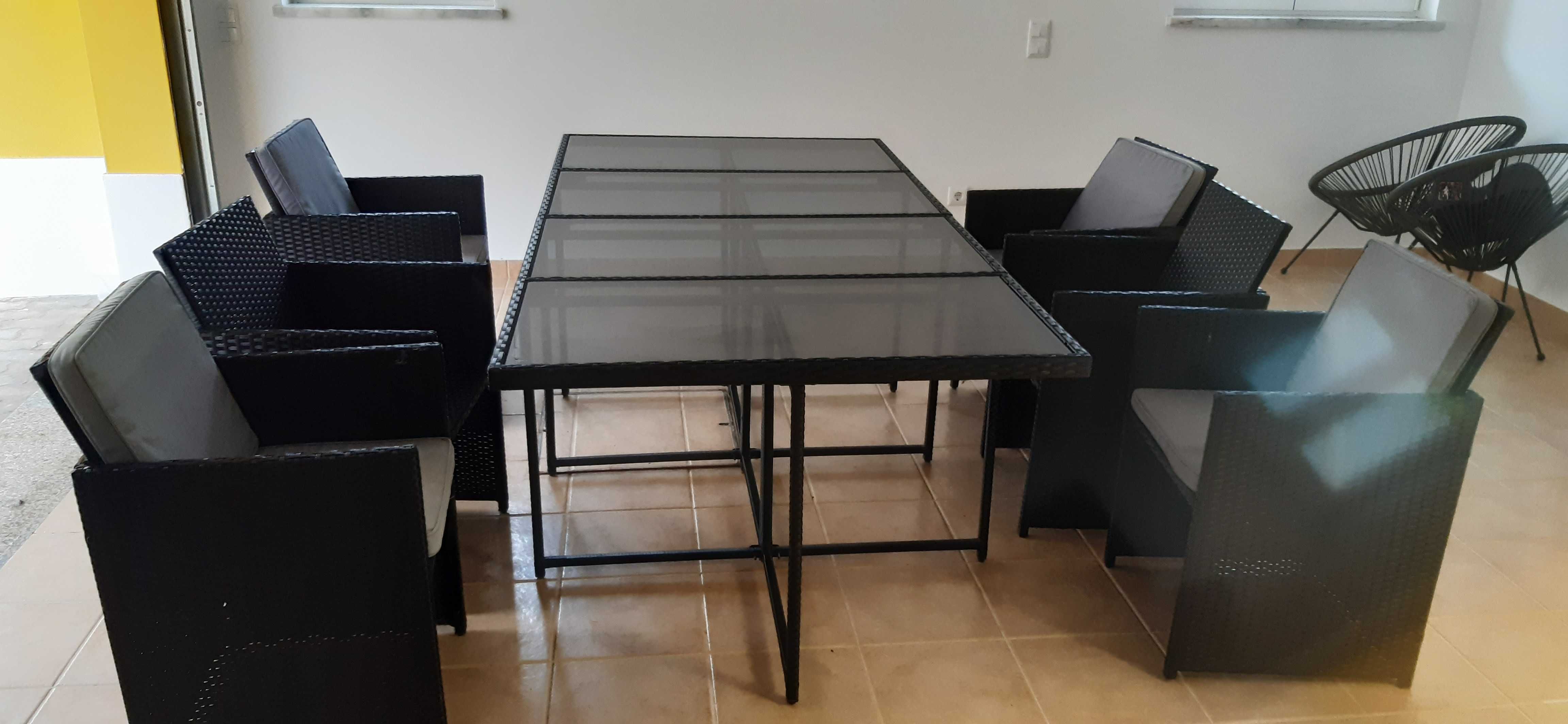 Mesa de exterior com 6 cadeiras