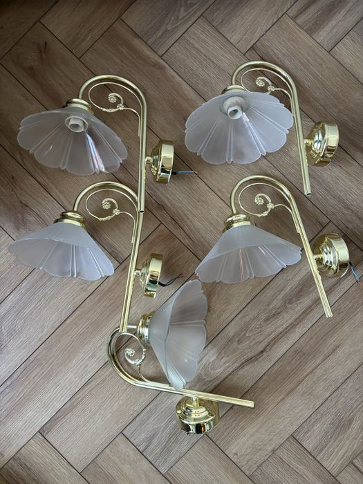 Stary złoty kinkiet ze szklanym kloszem w formie kielicha kwiatowego