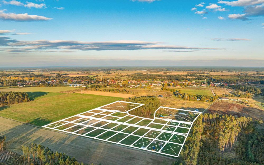 Działka budowlana w otoczeniu natury.