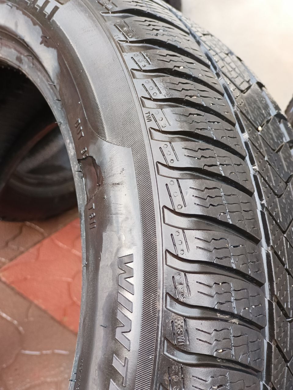 Шини, гума на авто, зимова резина Pirelli sottozero 3 225/50/R18 rf