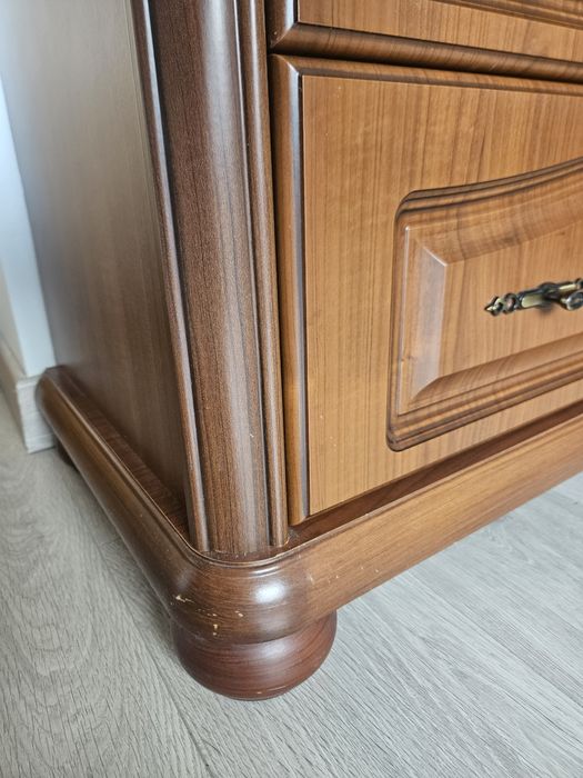 Komplet mebli z rzeźbionymi frontami