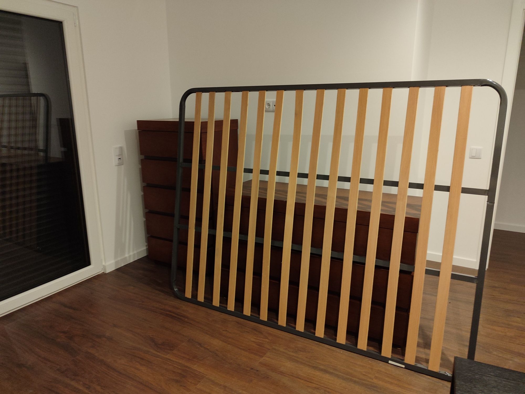 Quarto moderno completo (cama + estrado + mesas de cabeceira + aparado