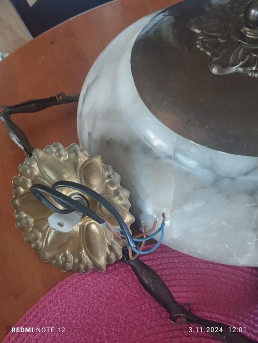 Przedwojenny,alabastrowy żyrandol.