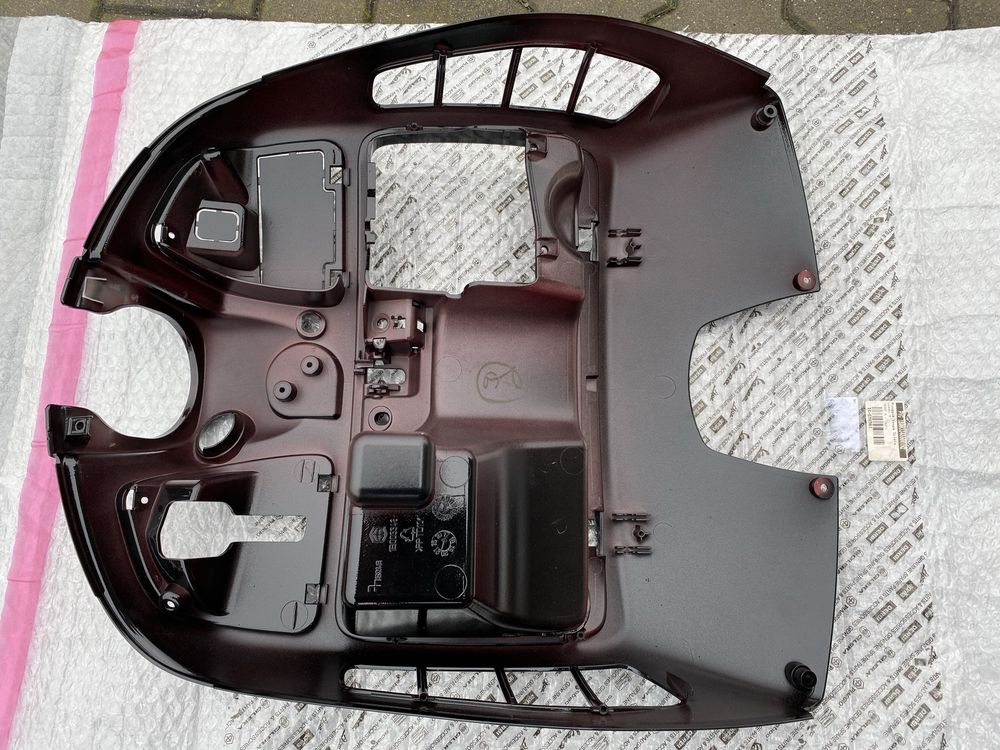 Osłona kolan schowka Piaggio GTS NOWA
