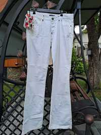 Білі джинси дорого бренду
