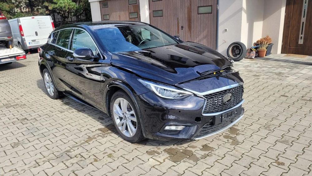 Infiniti Q30 2.2D Premium - AWD 4x4 - Panorama - Skóra -  Szwajcaria - Tanio!