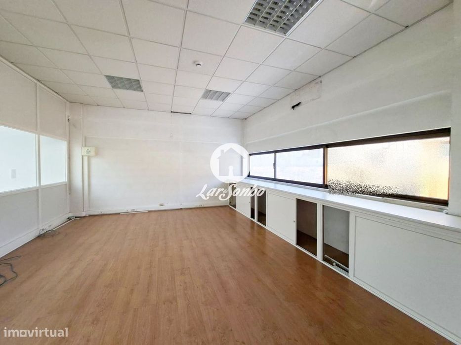 Armazém 285m2 em Ribeirão, V. N. Famalicão