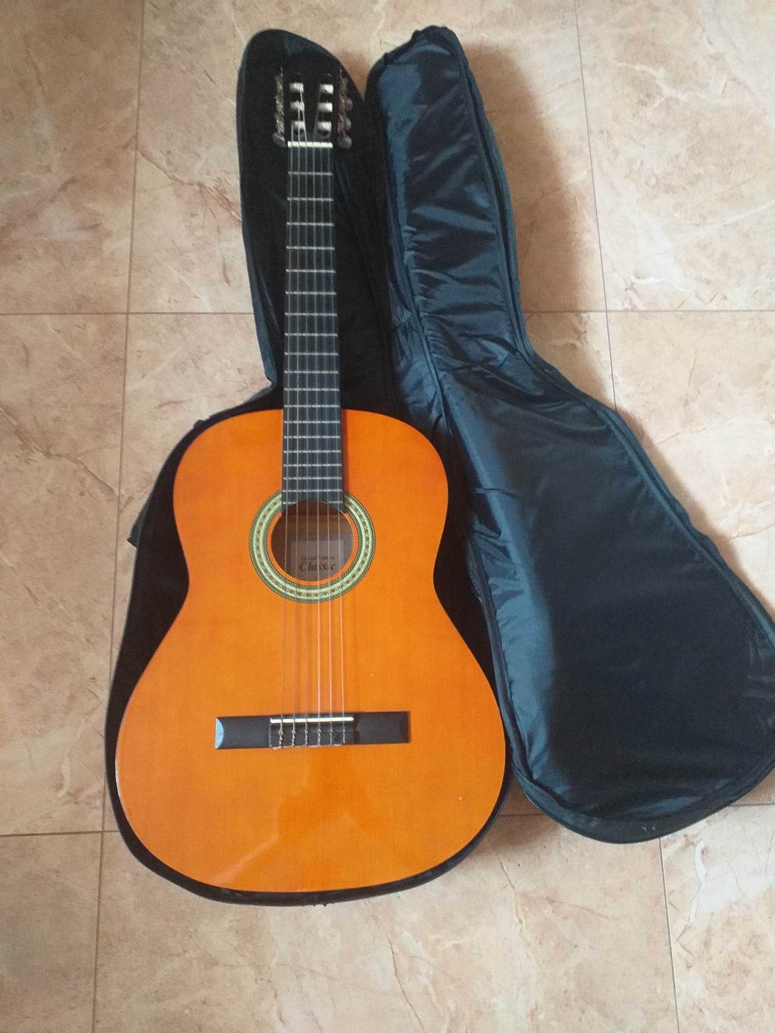 Gitara firmy Classic wraz z futerałem