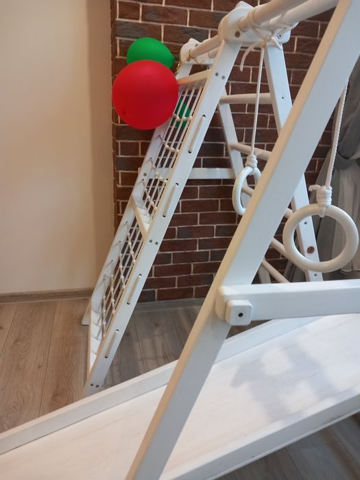 Дитяча гірка,спортивний комплекс