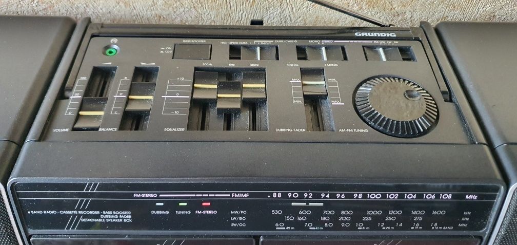 Radiomagnetofon GRUNDIK